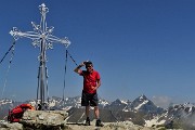 02 Alla croce di vetta del Corno Stella (2620 m) con vista verso il Pizzo del Diavolo